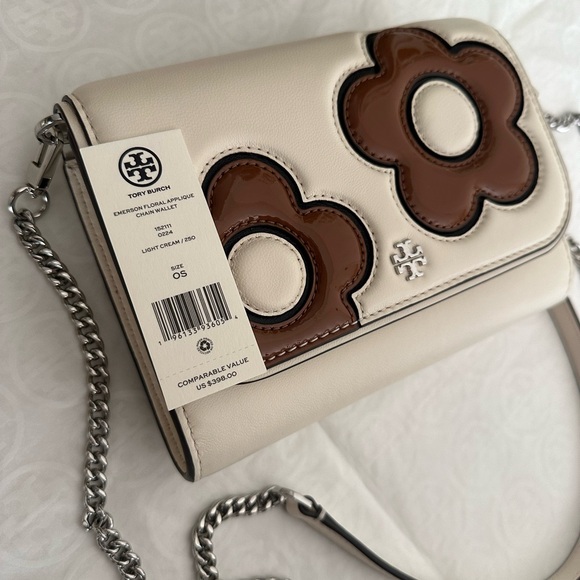 New Tory Burch EMERSON FLORAL APPLIQUE
CHAIN WALLET LIGHT CREAM - Picture 8 of 9